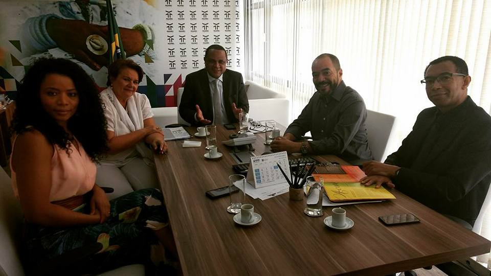 João Carlos Corrêa participa de reunião à mesa com o presidente da Fundação Cultural Palmares, Erivaldo Oliveira, e outras pessoas, em Brasília