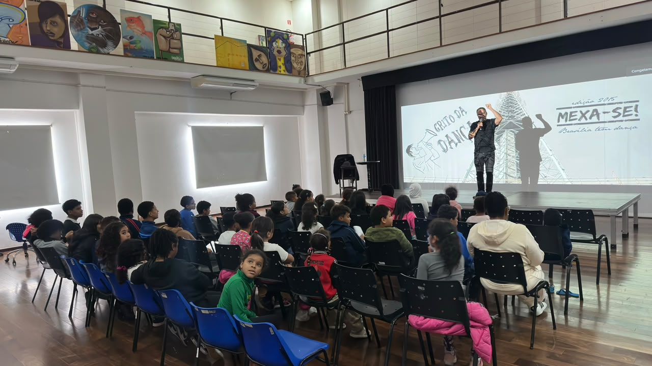 João Carlos Corrêa fala ao microfone diante do público na Fábrica de Cultura da Vila Curuçá