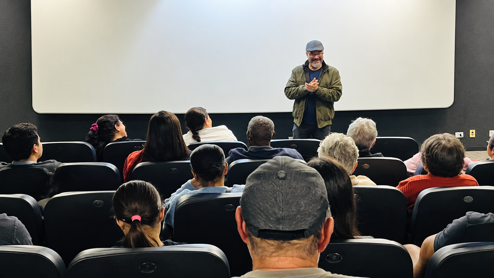 João Carlos Corrêa conduz palestra diante do público em auditório de uma Fábrica de Cultura