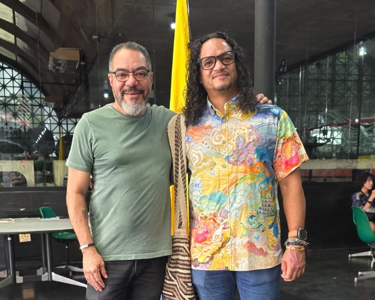 João Carlos Corrêa e o cônsul-geral da Colômbia Carlos Arturo García posam lado a lado em ambiente do Memorial