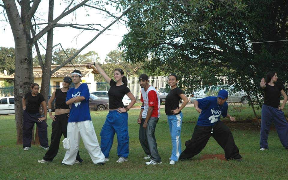 Peça comemorativa dos dez anos do Projeto Dança e Cidadania com fotografias de participantes