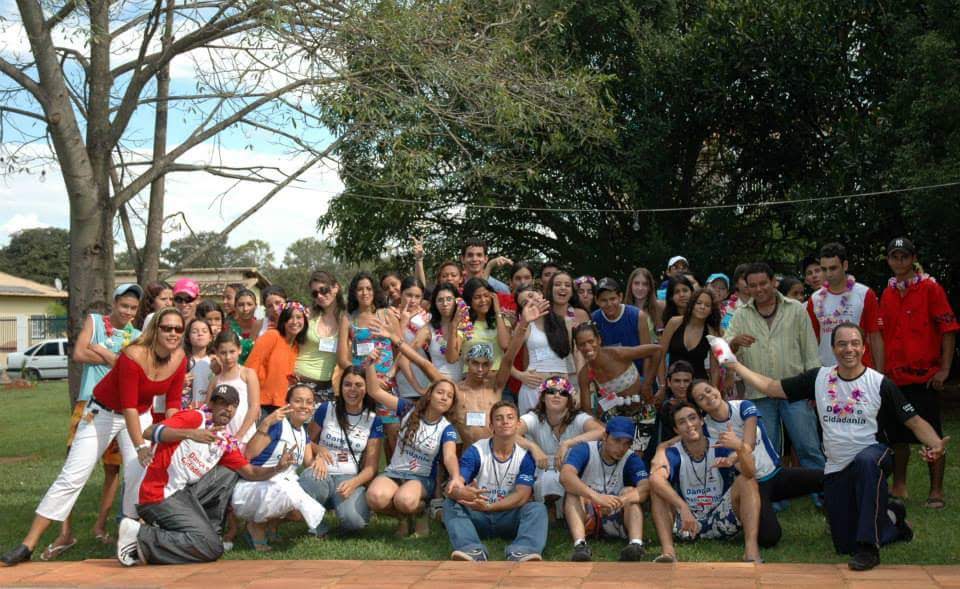 Grupo de jovens, professores e participantes do Projeto Dança e Cidadania reunido em área externa