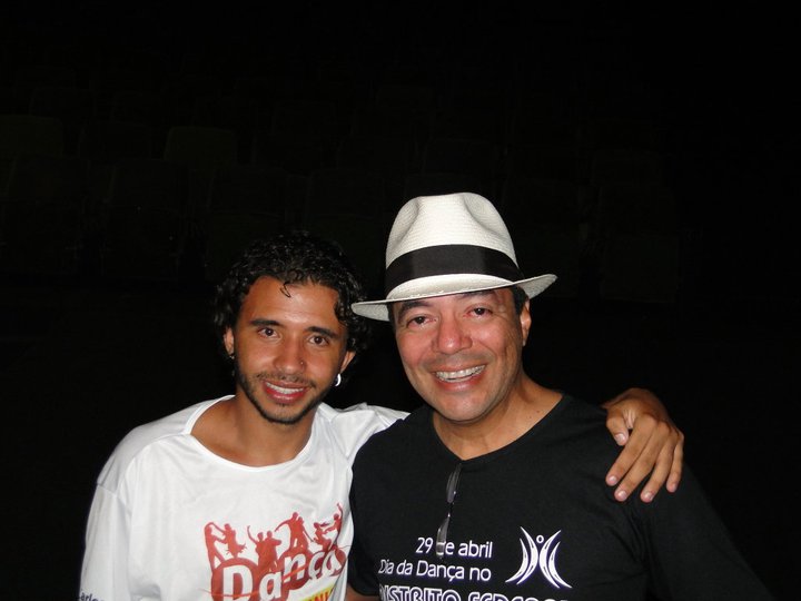 João Carlos Corrêa ao lado de um participante com camiseta do Projeto Dança e Cidadania
