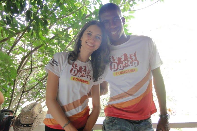 Dois jovens participantes praticam dança de salão em uma sala de aula do projeto