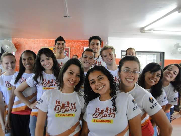 Grupo de jovens reunido em sala de aula com camisetas do Projeto Dança e Cidadania