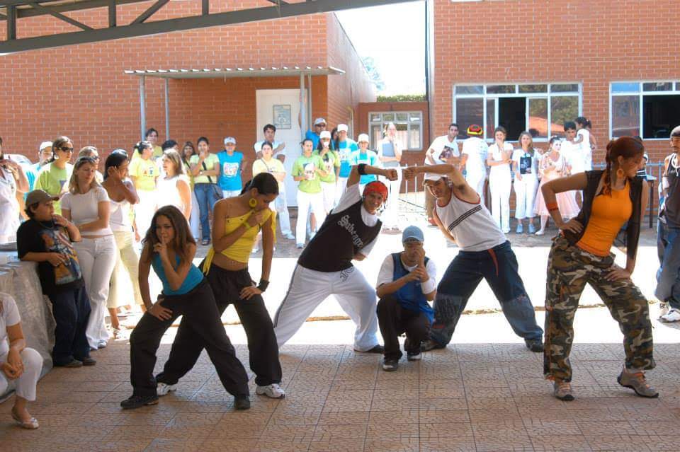 Composição documental com retrato coletivo de participantes e identidades do Projeto Dança e Cidadania e da ASCAPIS