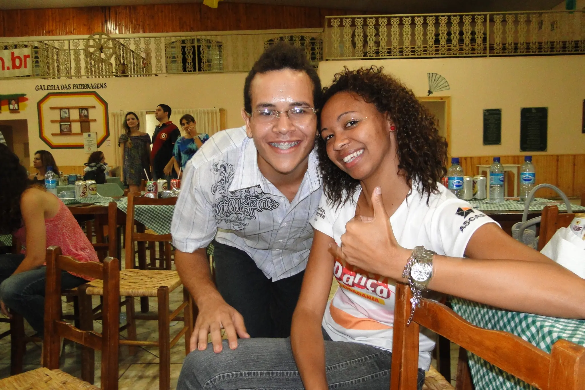 Dois participantes do Projeto Dança e Cidadania sorrindo durante encontro do grupo