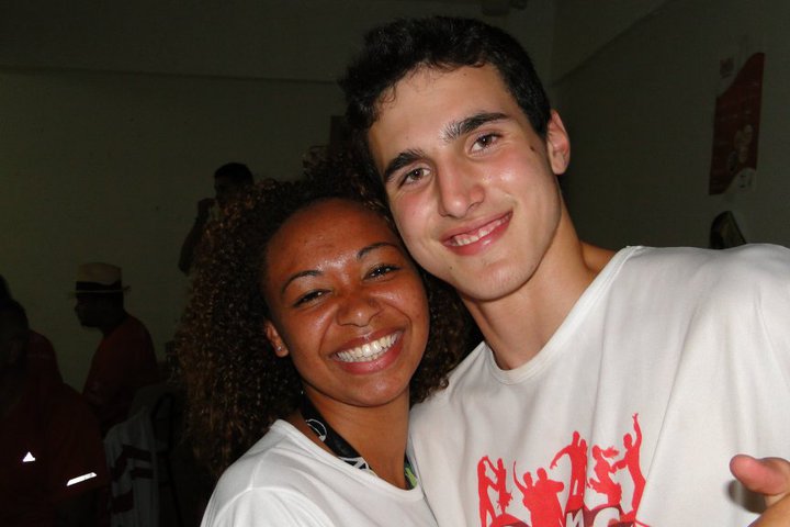 Dois participantes do Projeto Dança e Cidadania sorrindo em retrato de convivência