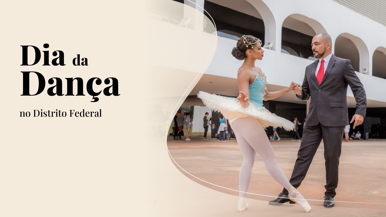 Cartão do Dia da Dança no Distrito Federal, com o título à esquerda e João Carlos Corrêa dançando com uma bailarina diante de edifício de arquitetura moderna