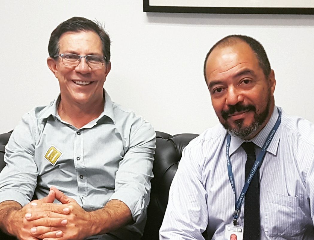 Deputado Alírio Neto e João Carlos Corrêa sentados lado a lado em ambiente institucional