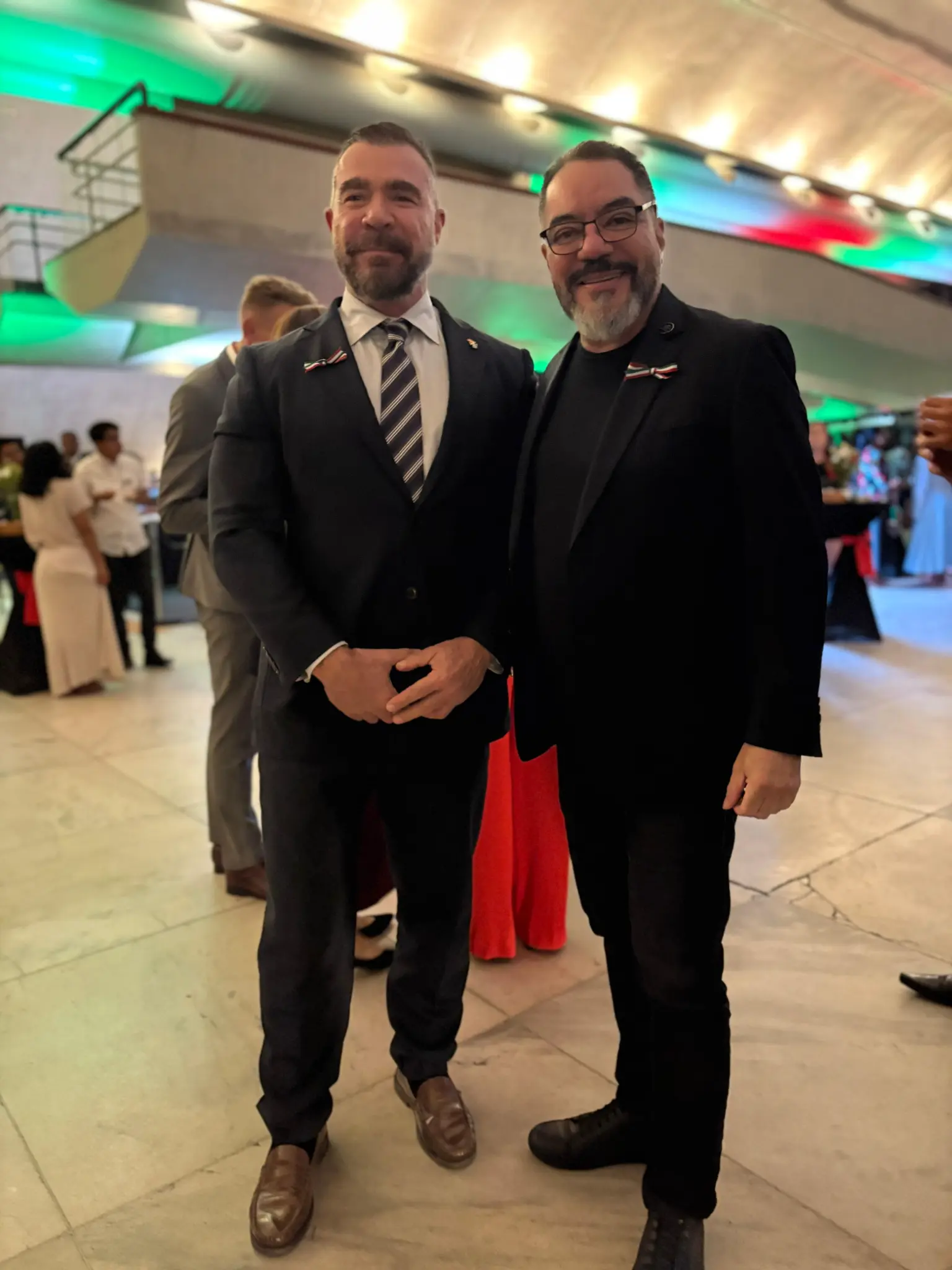Daniel Gallego Arcas y João Carlos Corrêa aparecen de cuerpo entero en un evento cultural, ambos con vestimenta oscura