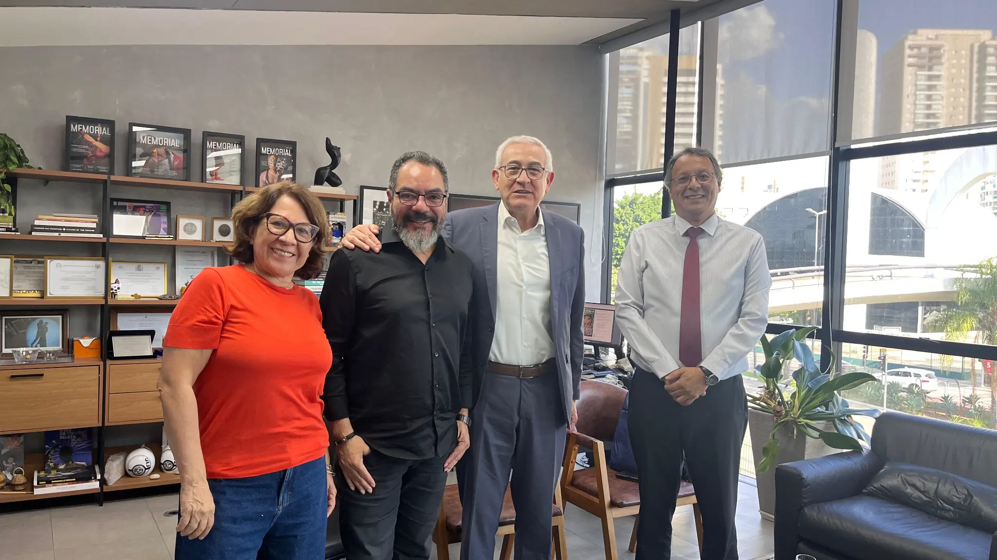Lilian Camelli, João Carlos Corrêa, Luis Fernando Ávalos Giménez y el ministro Jorge Valenzuela posan juntos durante una visita al Memorial da América Latina