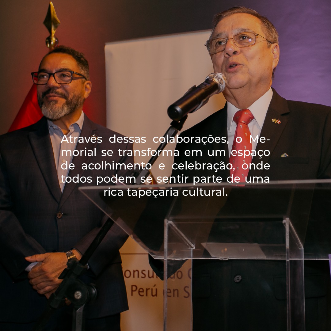 João Carlos Corrêa acompaña a Luis Armando Monteagudo Pacheco durante su discurso en el púlpito, con una frase institucional superpuesta a la fotografía