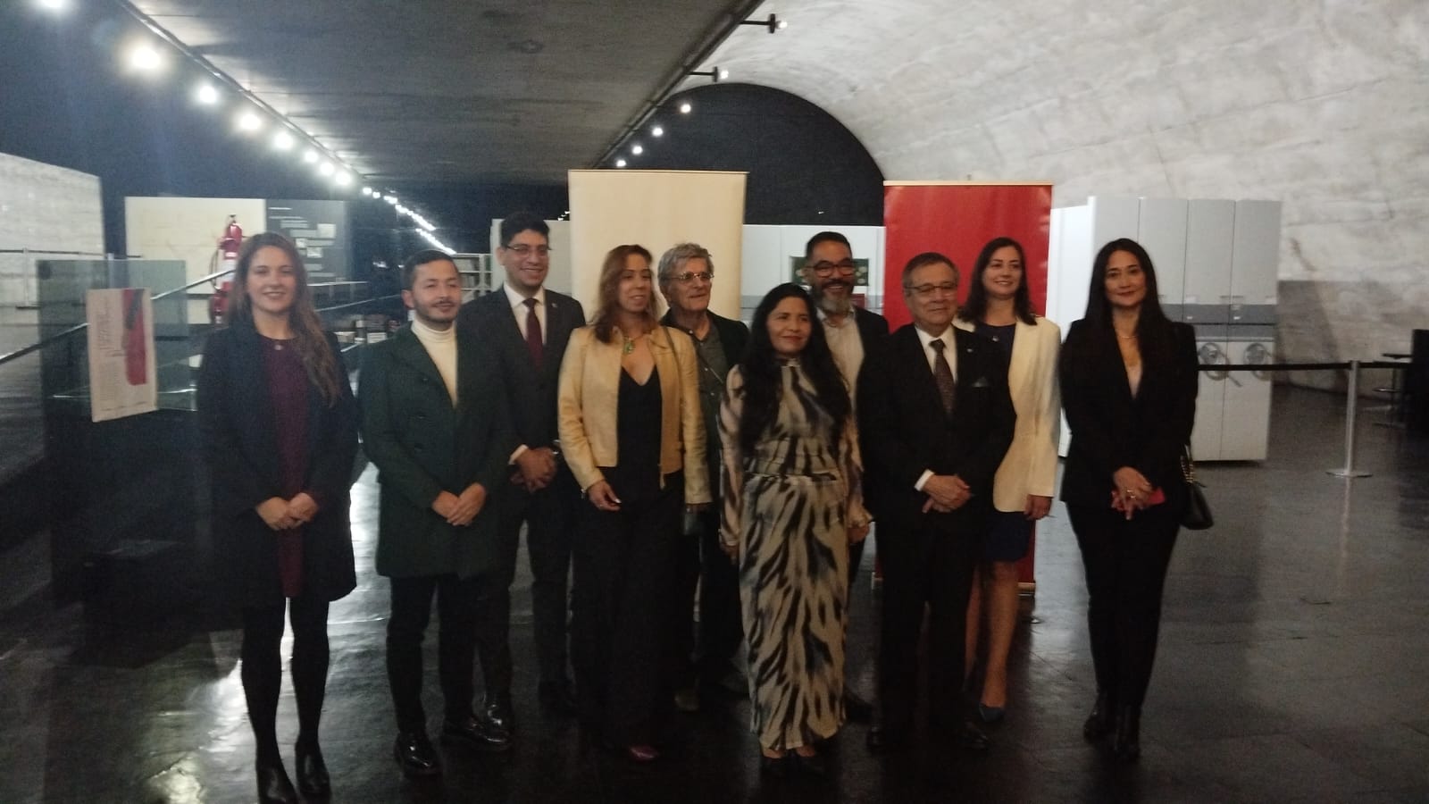 João Carlos Corrêa y Luis Armando Monteagudo Pacheco integran un grupo de autoridades e invitados en un espacio expositivo del Memorial da América Latina