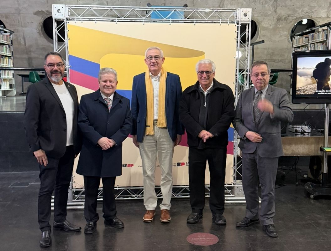 João Carlos Corrêa, Eduardo Durán Cousin, Luís Fernando Ávalos y Luís Armando Monteagudo posan con otro participante ante un panel de Ecuador