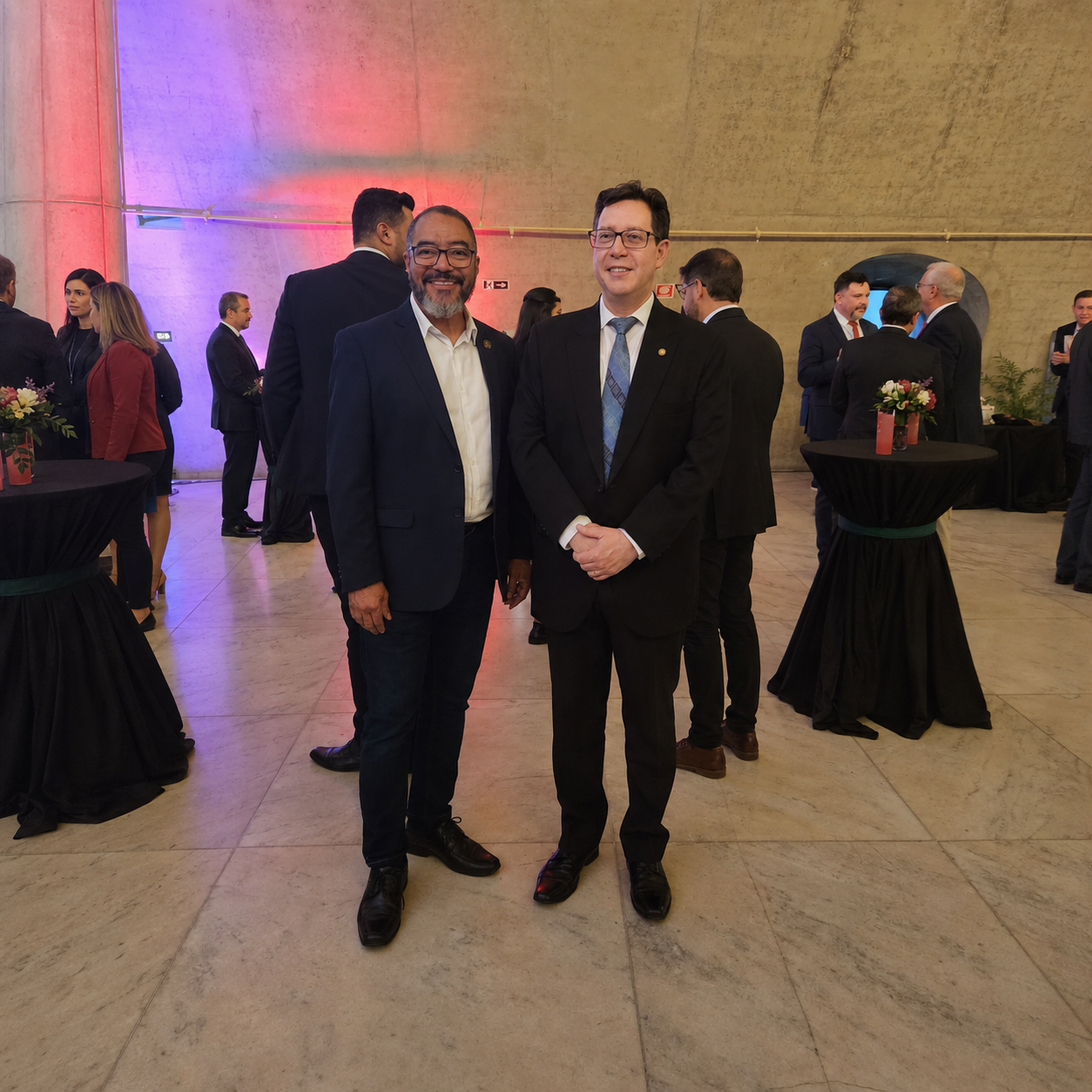 João Carlos Corrêa y Marco Larrea, ambos con gafas, posan juntos durante un encuentro en el Memorial
