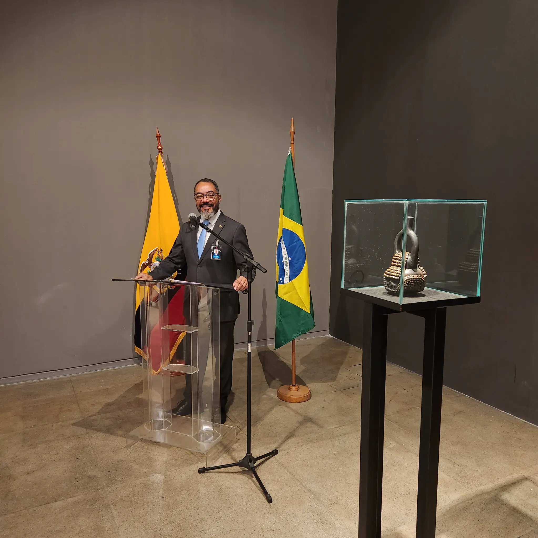 João Carlos Corrêa habla al micrófono durante la presentación de la réplica de la Vasilla de Palanda en el Memorial da América Latina