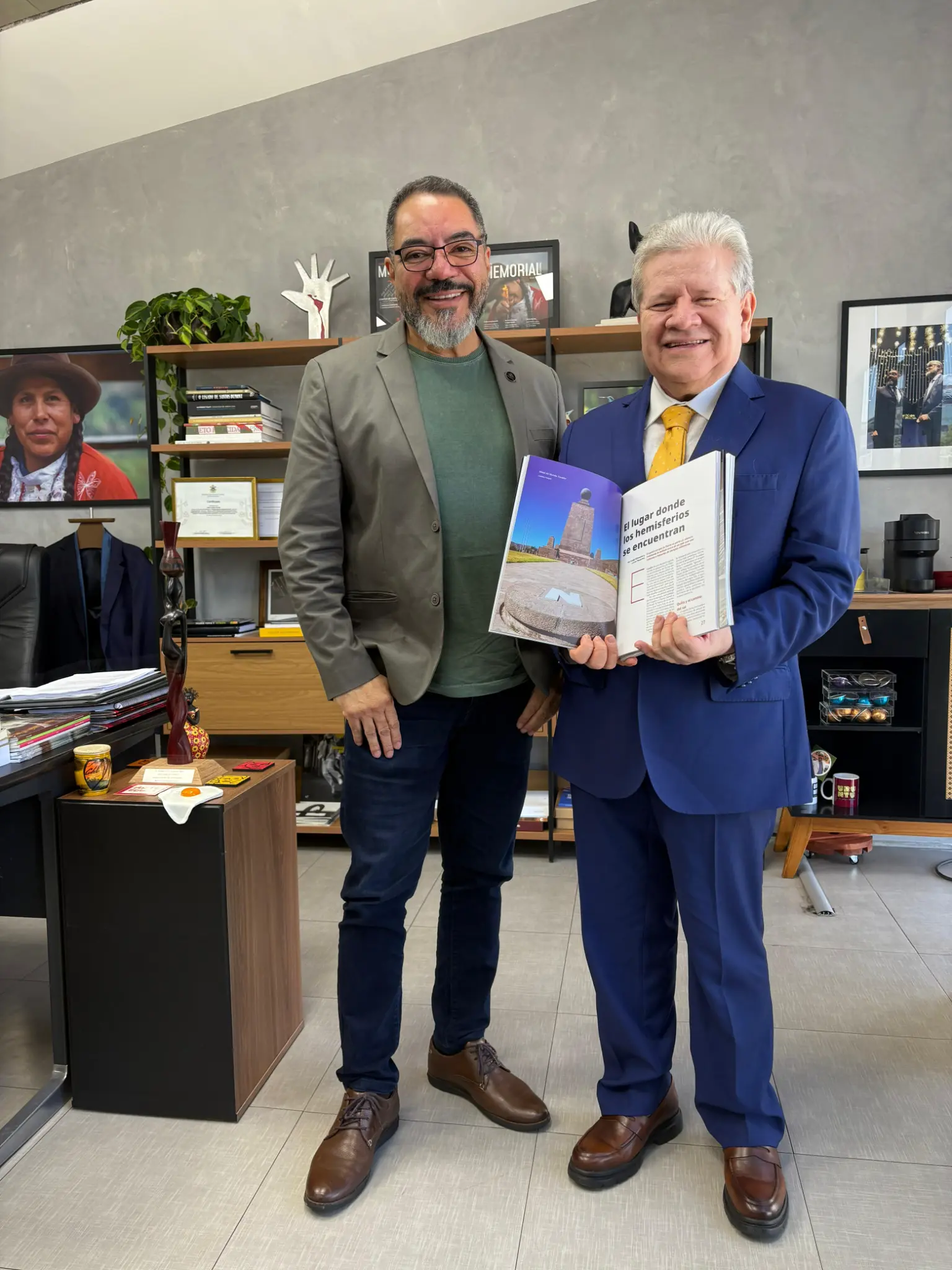 João Carlos Corrêa y Eduardo Durán Cousin presentan una publicación abierta en una página dedicada a Ecuador