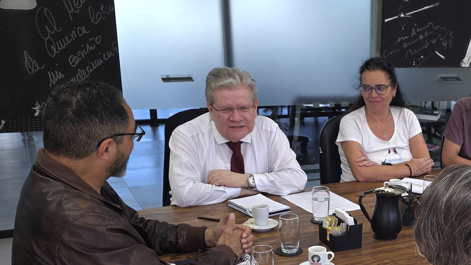 João Carlos Corrêa y Eduardo Durán Cousin participan en una reunión con representantes alrededor de una mesa en el Memorial da América Latina