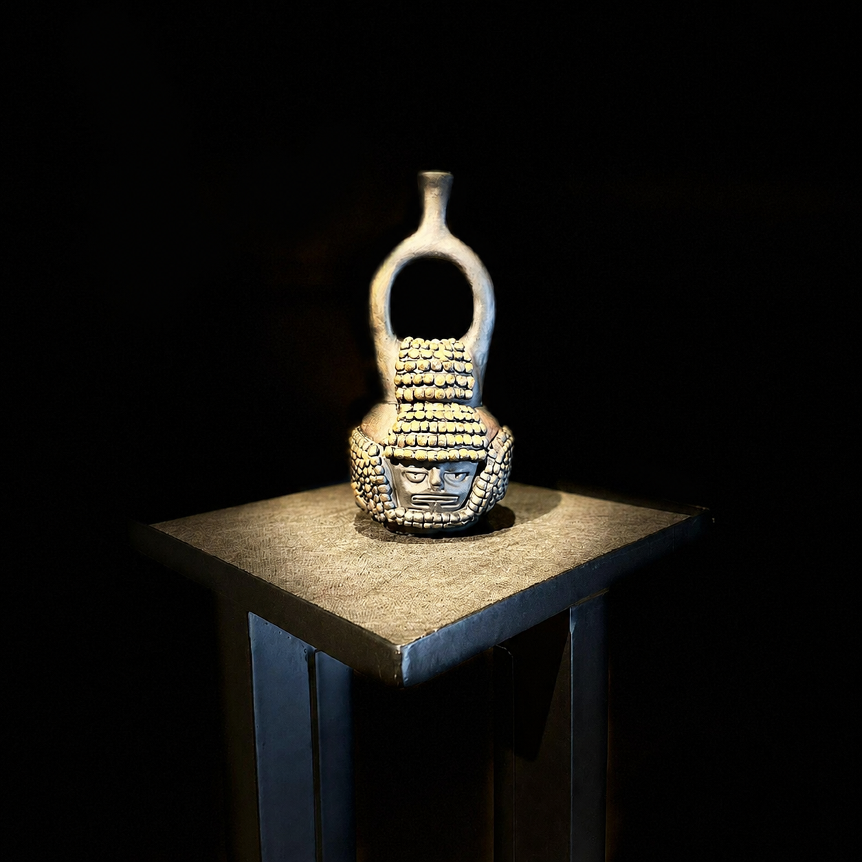 Réplica de vasija arqueológica de la cultura Mayo-Chinchipe exhibida sobre un pedestal bajo iluminación focal