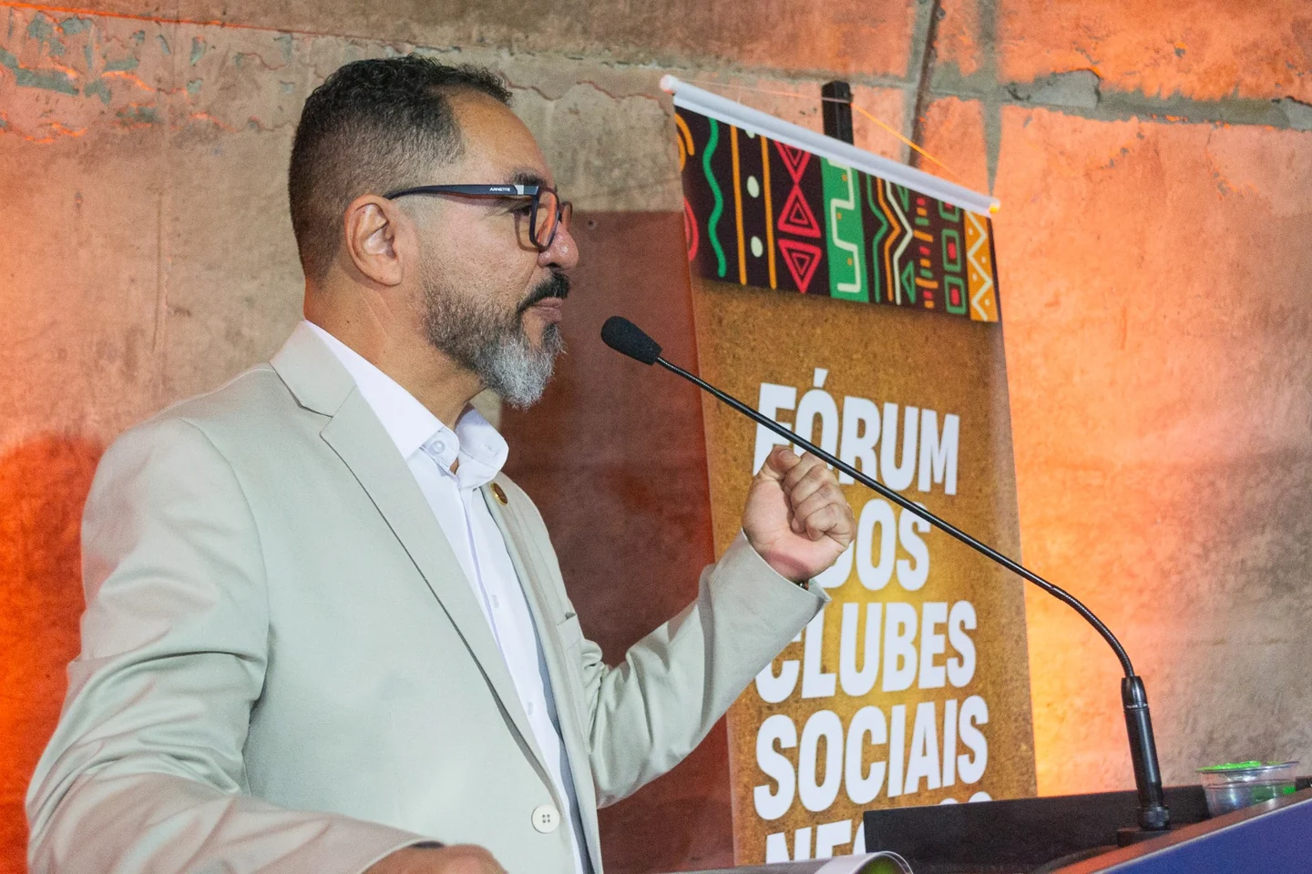 João Carlos Corrêa falando ao microfone em fórum de clubes sociais