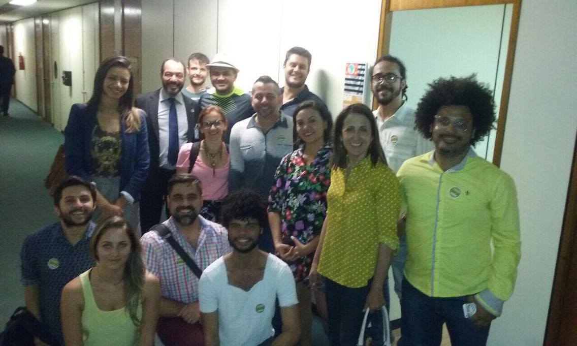 João Carlos Corrêa aparece à esquerda, de terno e gravata, em grupo de participantes da mobilização pela regulamentação da dança.