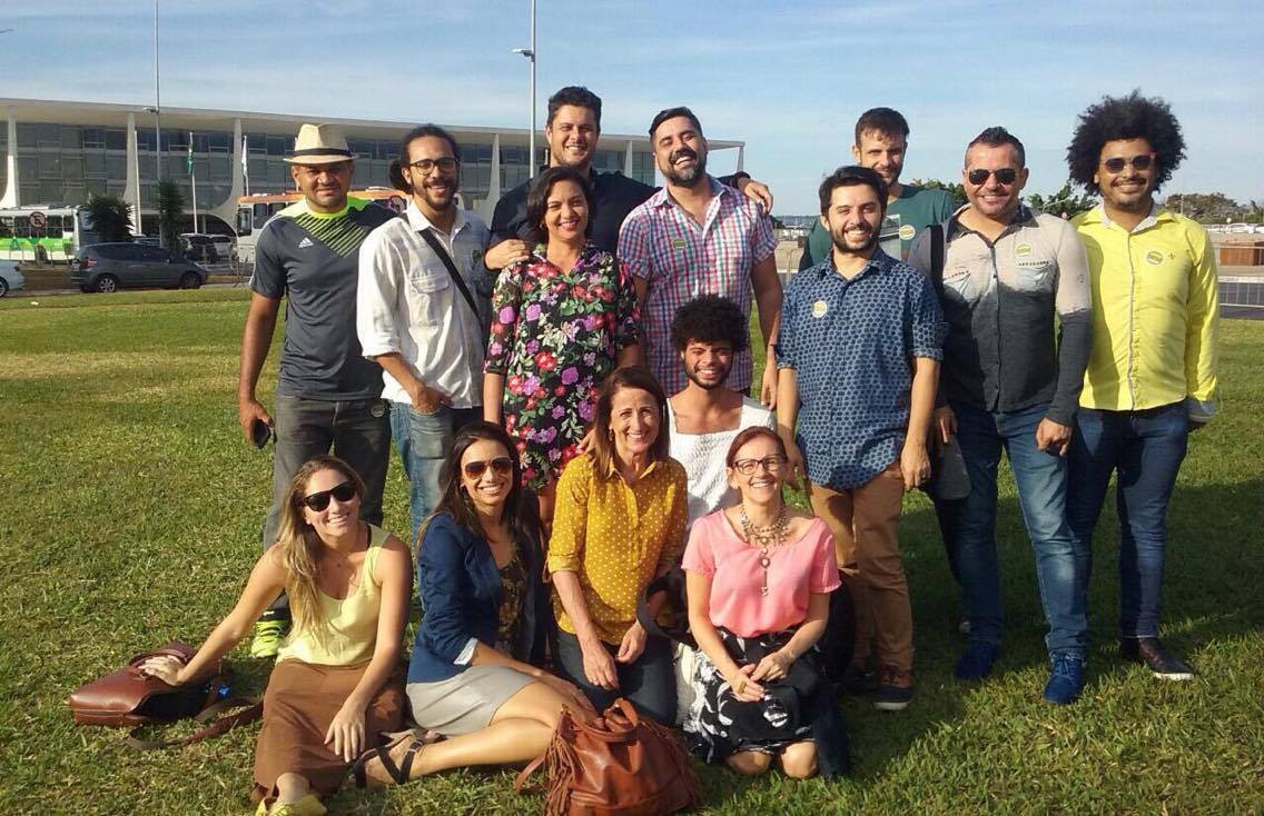 Grupo de participantes da articulação pela dança posa em área externa diante do Congresso Nacional.