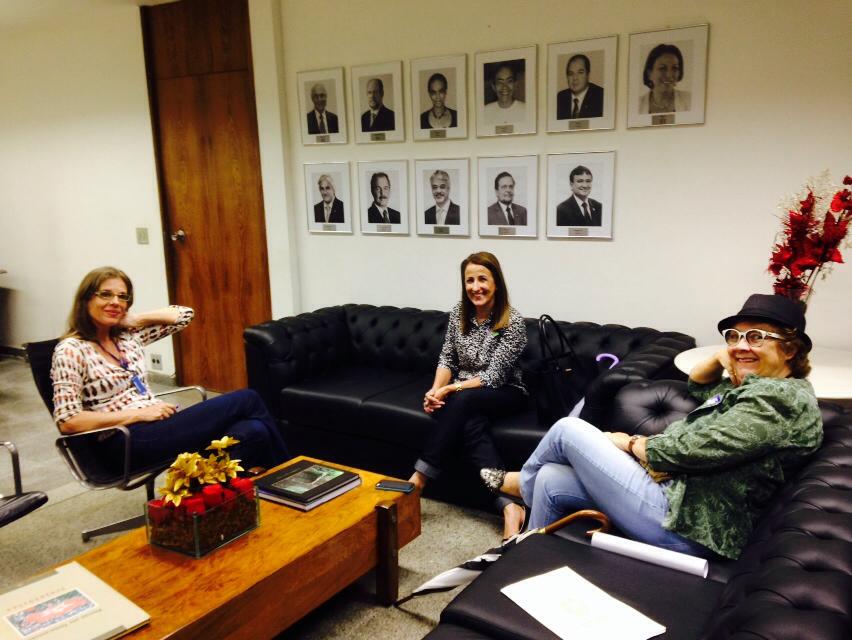 Rosa Coimbra e Dulce Aquino participam de reunião em gabinete parlamentar, acompanhadas de outra integrante da articulação.