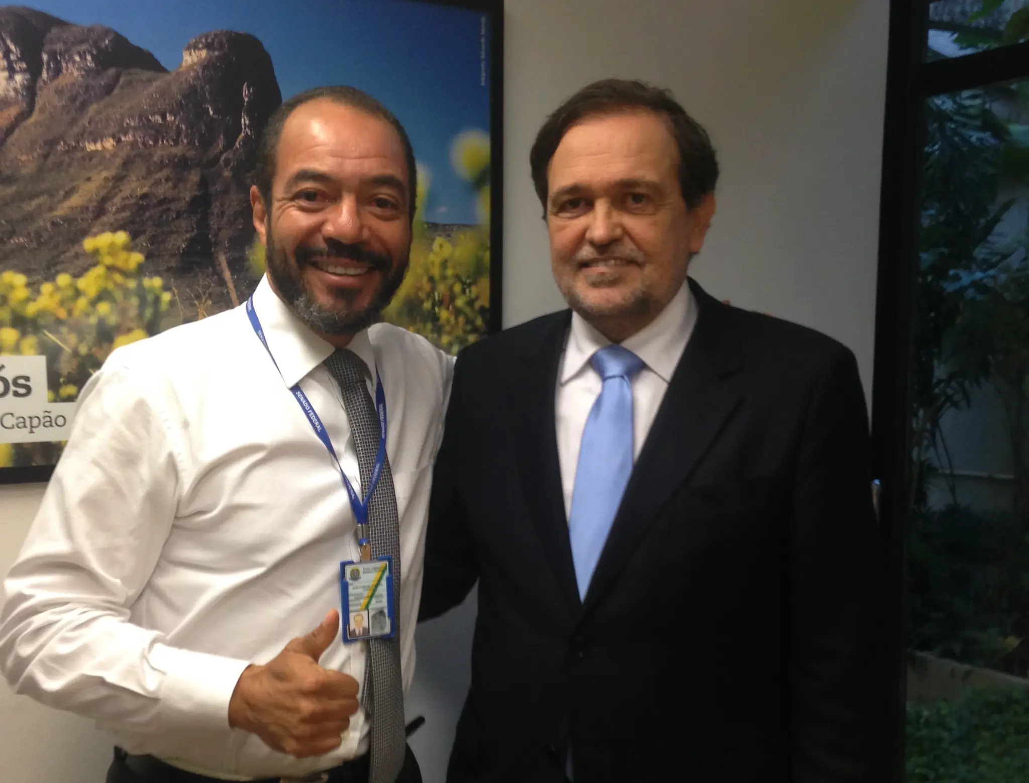 João Carlos Corrêa ao lado do senador Walter Pinheiro em ambiente de gabinete parlamentar.