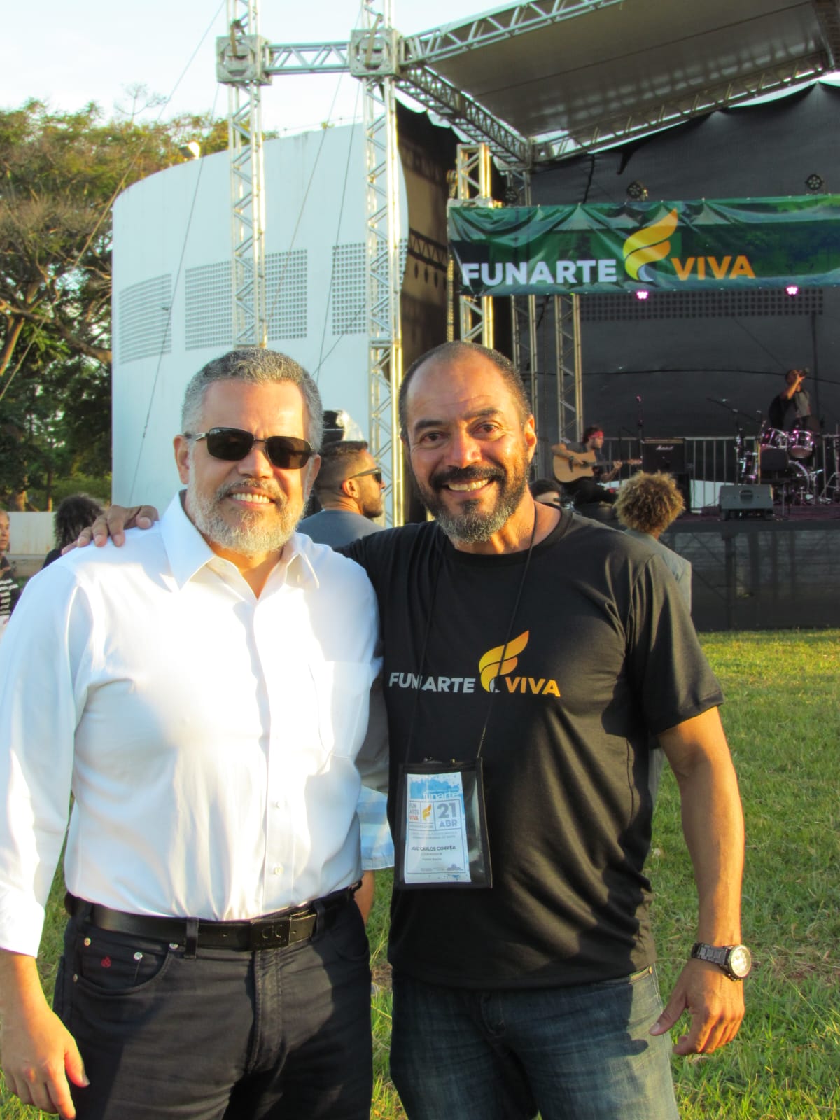 Dois participantes diante do palco Funarte Viva, na área externa do Complexo Cultural Funarte de Brasília