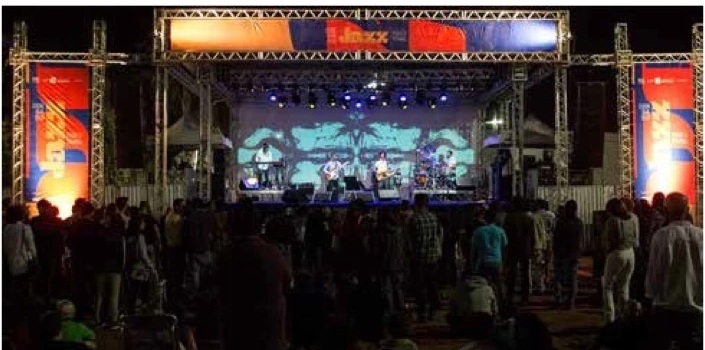 Palco e público da segunda edição do Cerrado Jazz Festival na área externa da Funarte Brasília