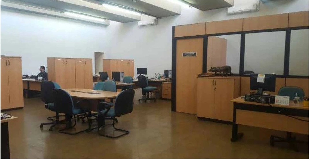 Sala administrativa do Complexo Cultural Funarte Brasília reorganizada, com mesas, computadores, armários e área de reunião