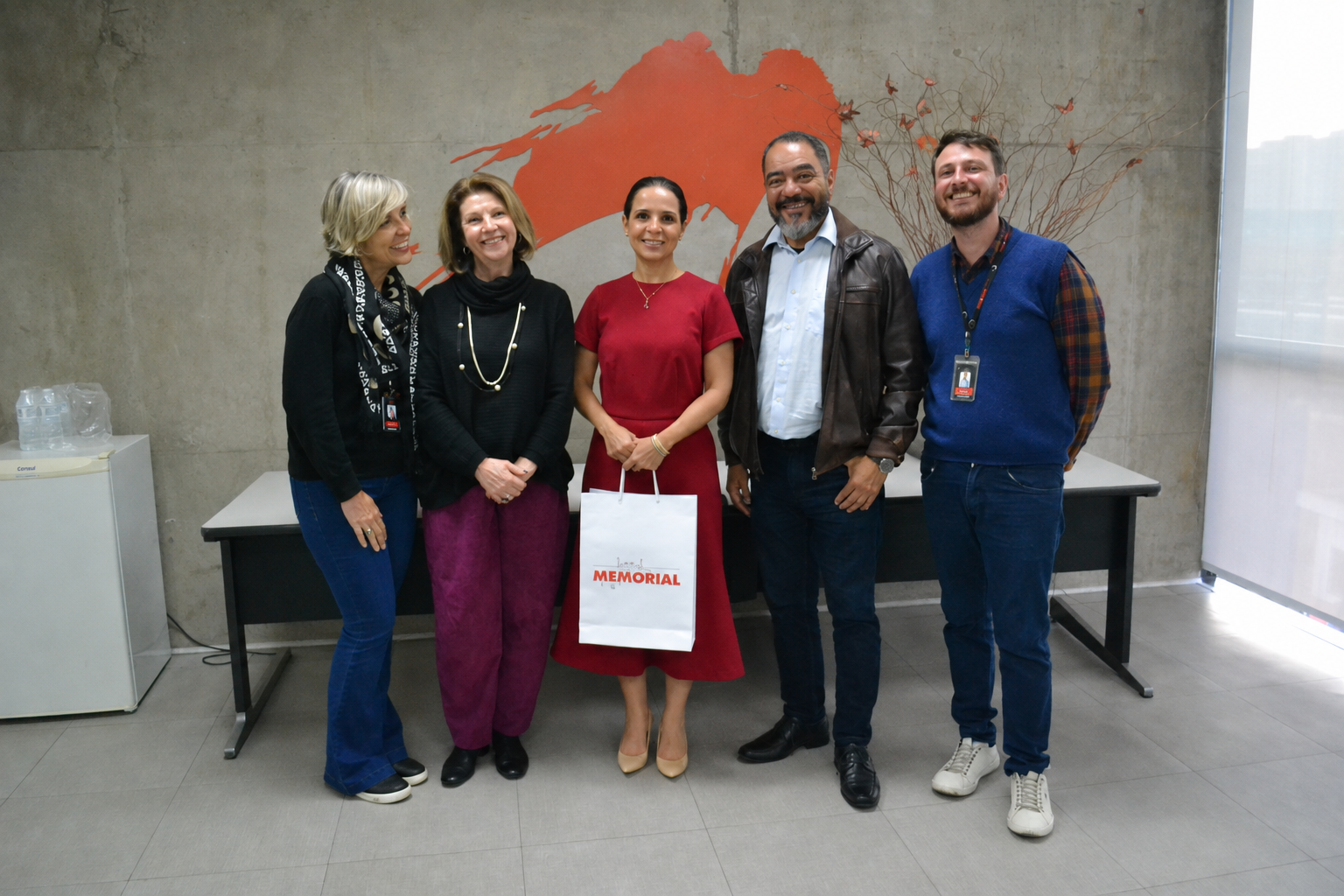 Rachel Coupaud y João Carlos Corrêa posan con tres integrantes del equipo del Memorial después de una reunión institucional