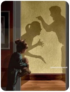 Mulher diante de uma parede onde sombras projetam um gesto agressivo