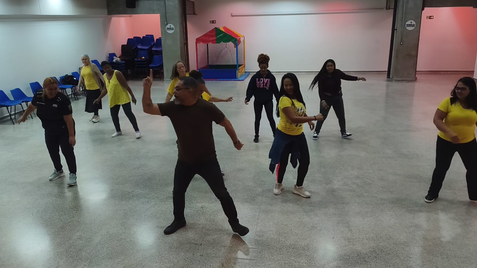 João Carlos Corrêa conduz prática de movimento com participantes na Fábrica de Cultura Itaim Paulista
