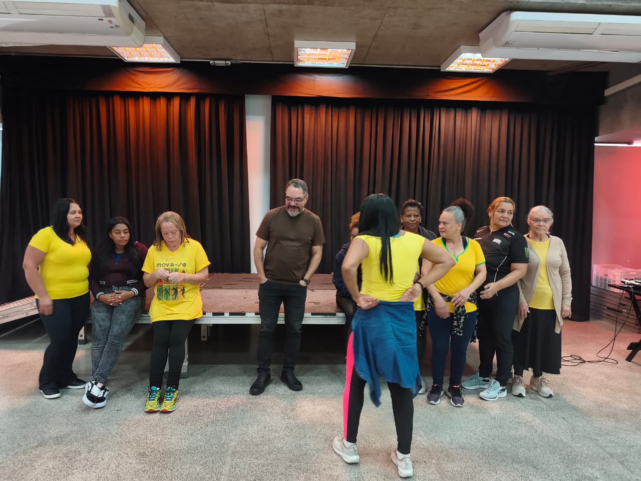Participantes acompanham uma orientação de movimento durante encontro na Fábrica de Cultura Itaim Paulista