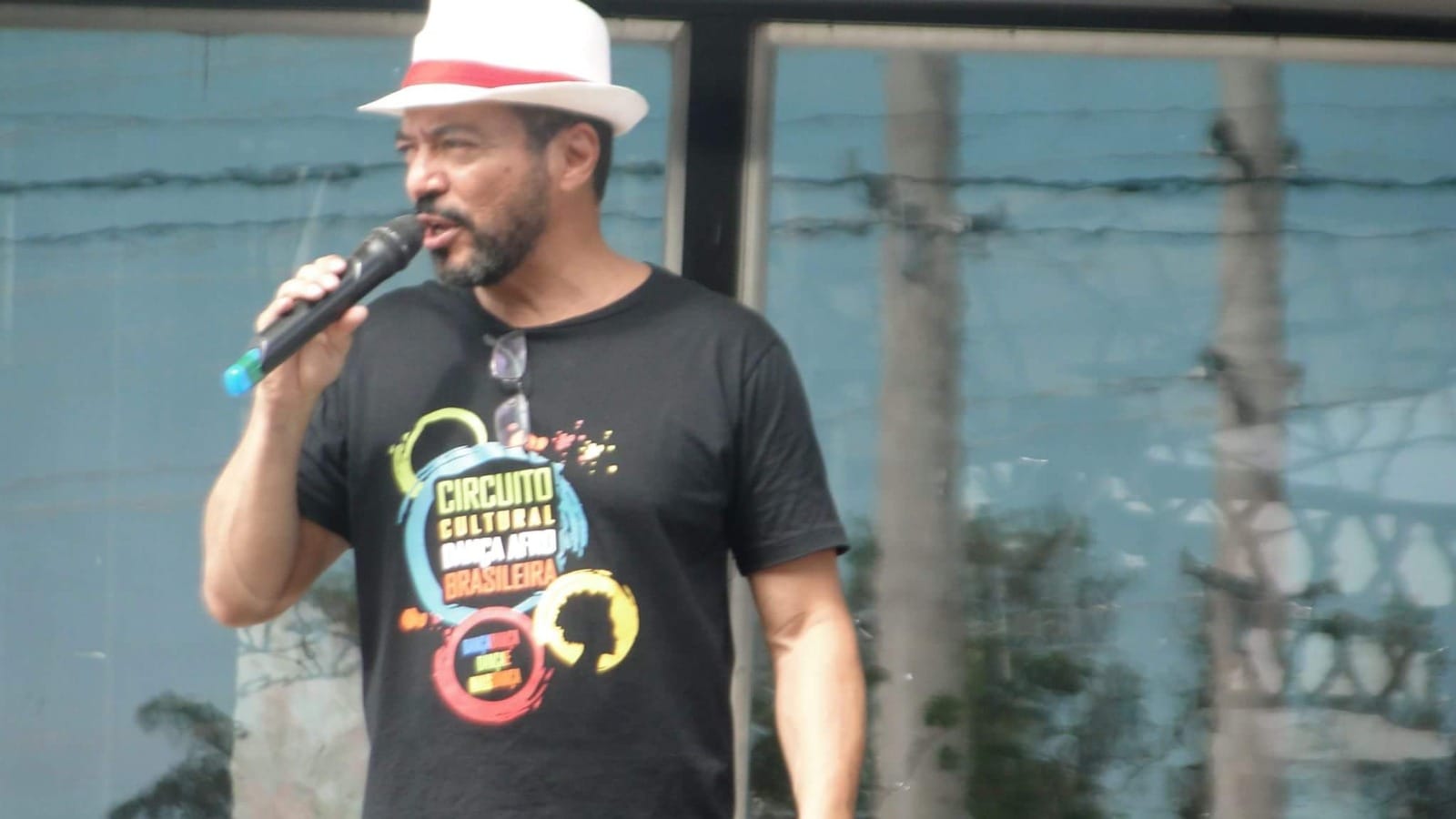 João Carlos Corrêa fala ao microfone durante uma etapa do Circuito Cultural de Danças Afro-Brasileiras