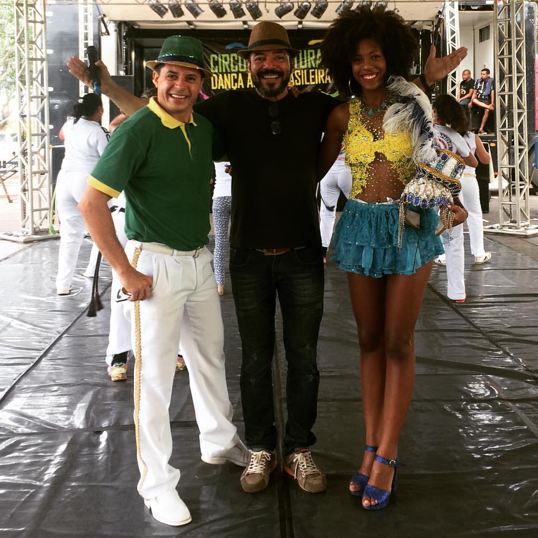 João Carlos Corrêa entre dois artistas no palco do Circuito Cultural de Danças Afro-Brasileiras
