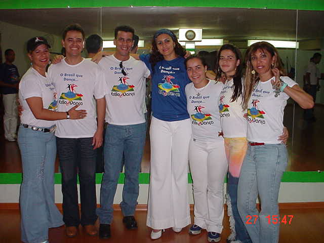 Grupo de participantes com camisetas da I Maratona de Dança reunido em retrato