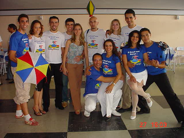 Participantes e equipe reunidos com adereços coloridos durante a I Maratona de Dança