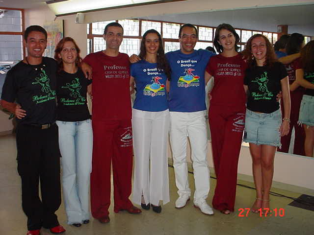 Seis integrantes com camisetas de diferentes núcleos da programação reunidos em retrato