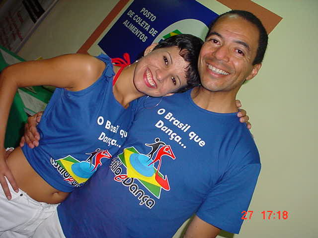 Dois participantes com camisetas azuis da I Maratona de Dança posam juntos