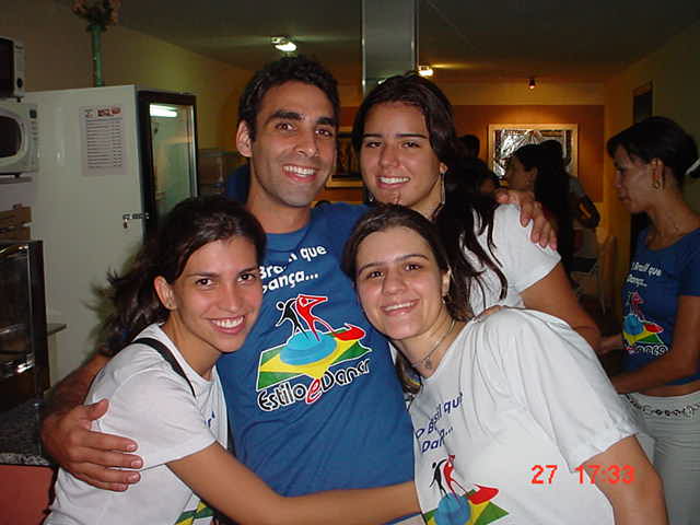 Quatro participantes com camisetas da I Maratona de Dança reunidos em retrato