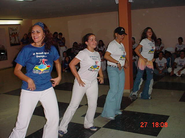 Participantes acompanham atividade de dança em formação no salão