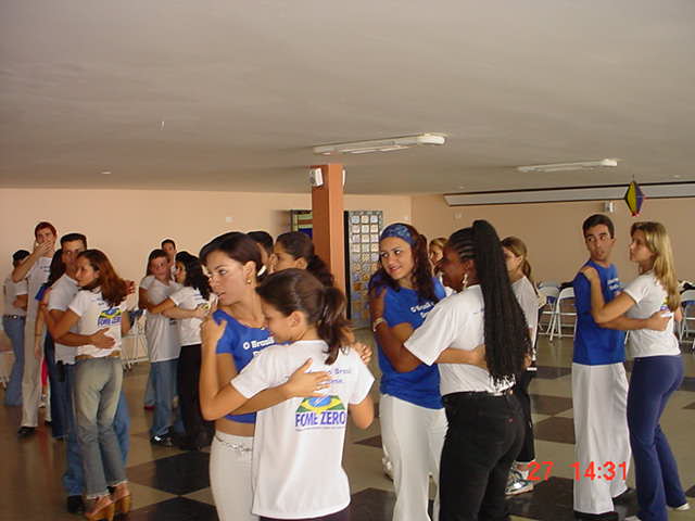 Diversos pares praticam dança de salão durante a I Maratona de Dança