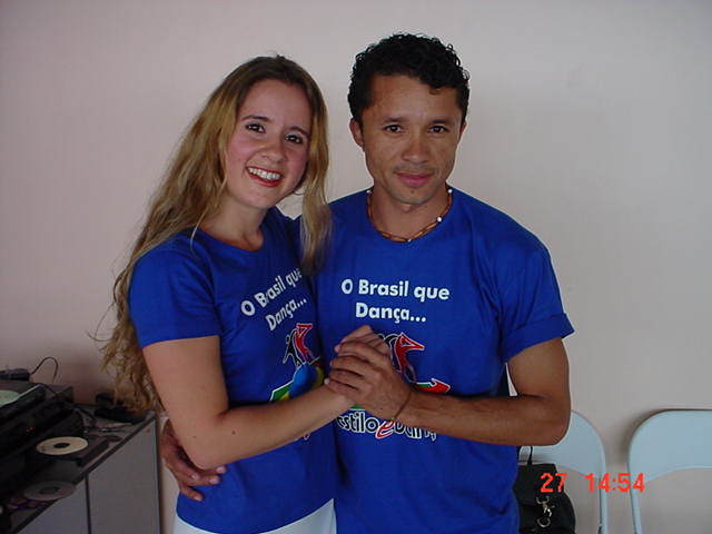 Dupla com camisetas azuis da I Maratona de Dança posa para retrato