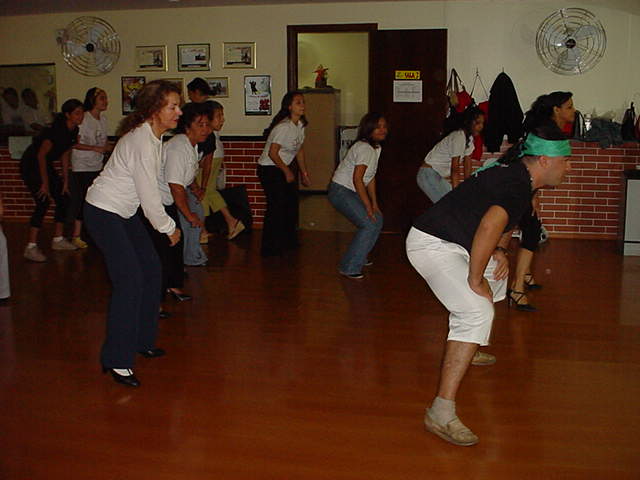 Participantes realizam movimento coletivo durante a II Maratona de Dança