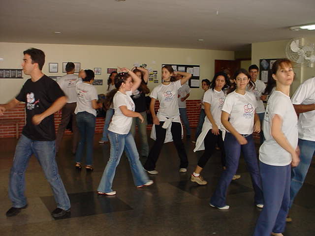 Participantes praticam sequência coletiva de dança