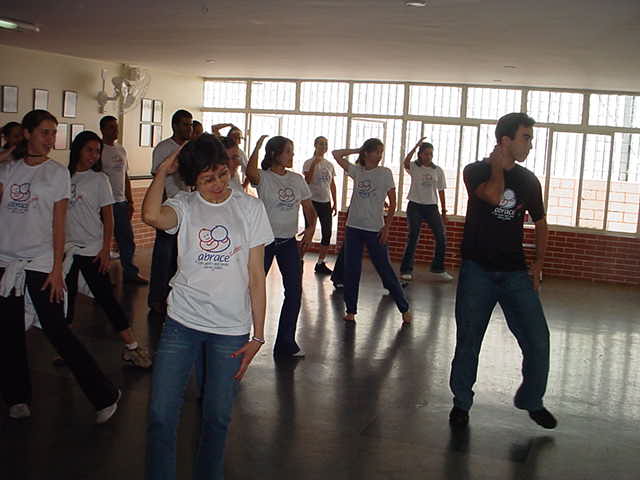 Participantes acompanham exercício coletivo diante das janelas do salão