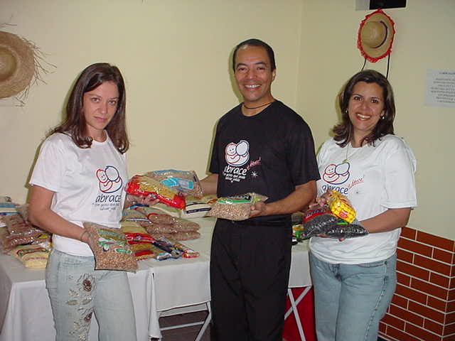 Três integrantes da campanha ABRACE apresentam materiais arrecadados durante o evento